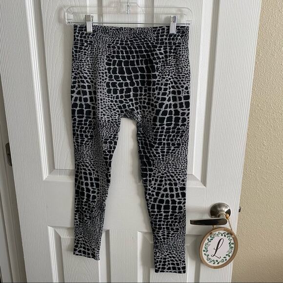 Z Animal Print Crop Leggings / Capris Women's Approx Size Small Black Gray - Picture 1 of 3